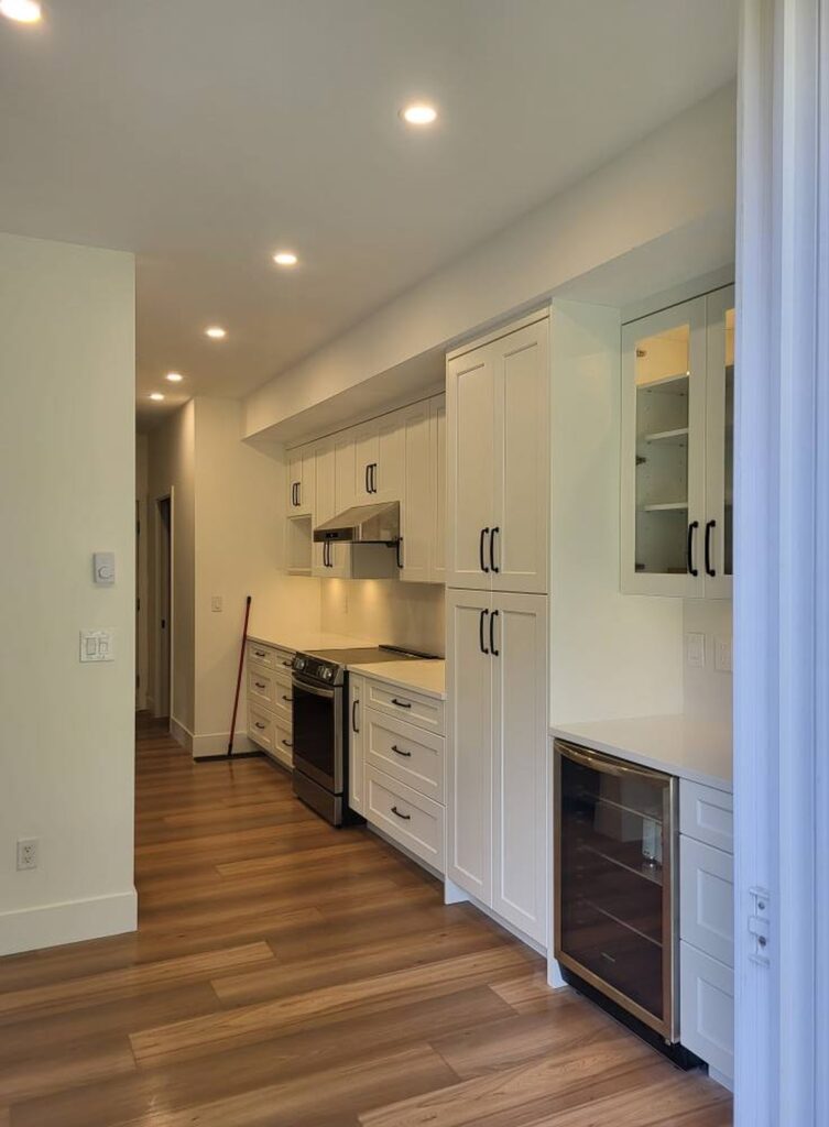 modern kitchen with white cabinets strata plumbing | GPS: 49.142024, -122.522720